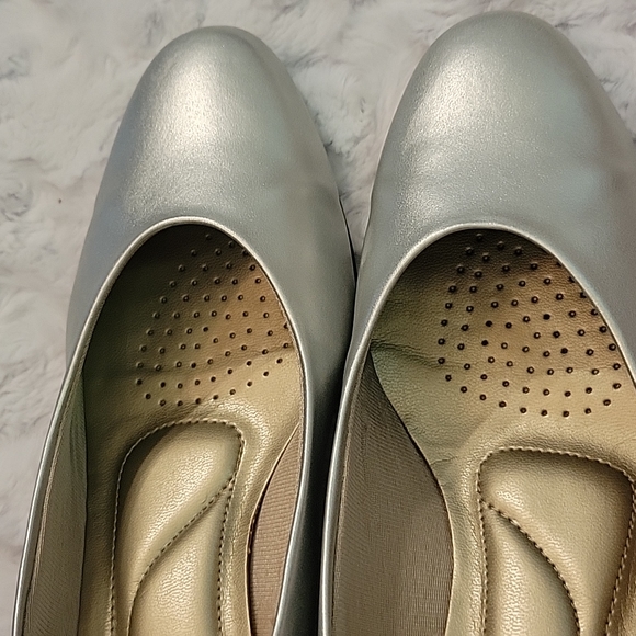 Soft Style Silver Heels, Women's Size 10M, Great Condition! - Picture 3 of 11